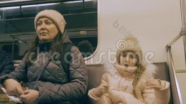 妈妈和女<strong>儿</strong>坐地铁车去。 疲倦的<strong>少女</strong>正在跳舞，睡着了。