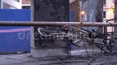 街上发生骚乱后，一辆被<strong>烧毁</strong>的自行车紧挨着一个被<strong>烧毁</strong>的电亭