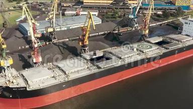 彭斯皮尔斯，拉特维亚-2019年7月：港口起重机的航空视图，将货物装载到温斯皮尔斯港的<strong>干货船</strong>上。