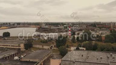 LIEPAJA，LATVIA-JULY，2019年：利帕雅工业区灯塔的航空景观和港口景观。