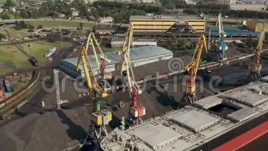 威尼斯，拉特维亚-2019年7月：港口起重机的航空视图，将货物装载到干货船和铁路运输。