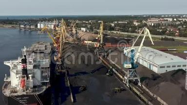 威尼斯，拉特维亚-2019年7月：港口起重机的空中视图，将货物装载到<strong>干货</strong>船和港口的视图。