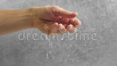 水从那人的手里涌出来。 人类正试图把水握在<strong>手心</strong>。 时间概念。