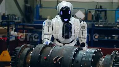 机器人在工厂里用螺丝固<strong>定金</strong>属细节。