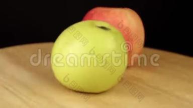 两个苹果在木架上旋转360度