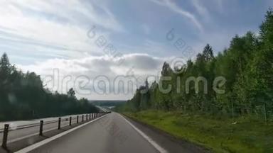 阳光斯堪的纳维亚日间公路旅行。 高速公路瑞典自然景观
