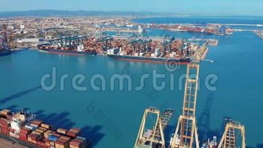 西班牙最大的港口瓦伦西亚集装箱和货物码头与起重机。