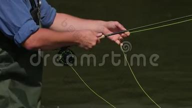 一个渔夫，用他强壮的双手握着鱼竿，在河上抛起一个浮子