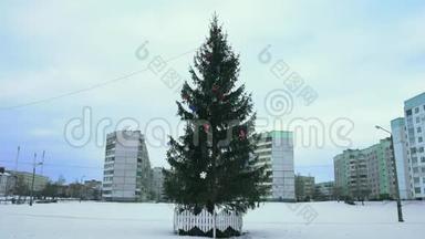 装饰好的圣诞树是在俄罗斯城市的一个贫困住宅区，在除夕`下午