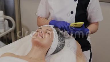 专业美容师用仪器测量皮肤状况。