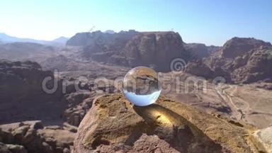 以水晶球为背景的抽象山地景观，从山顶上观赏奇妙的自然景观，在佩特拉古城