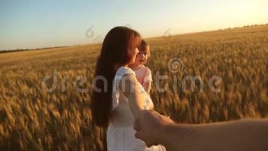 去追我。 母女俩笑着旅行，牵着爸爸的手。 幸福的一家人牵着手，在麦子里奔跑