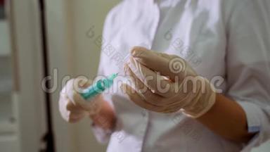 一名女护士准备注射注射器，从安瓿中装满液体的注射器，提供急救。 女人`