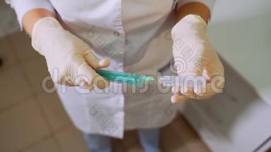 一名女护士准备注射注射器，从安瓿中装满液体的注射器，提供急救。 女人`