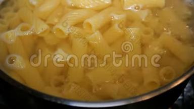 自制烹饪。 用于煮意面的意大利面管道是在沸水中的金属蒸煮锅中煮沸的。