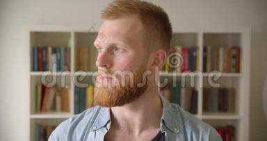 红发胡子白种人男学生在图书馆看镜头的特写镜头
