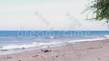 失败的无人机<strong>坠毁</strong>在海滩上的沙子上。
