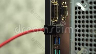 关闭手连接红色HDMI电缆到计算机。