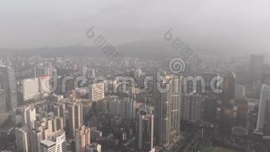 广州黎明，一座雾霾中的城市.. 在城市商业中心的框架内，住宅区之间摩天大楼。