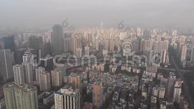 日出时的城市景观。 摩天大楼占据了通往地平线的所有空间，隐藏在阴霾中。