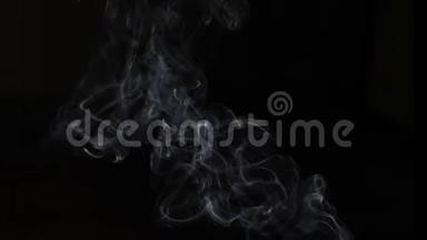 真实的干冰<strong>烟雾</strong>云雾覆盖完美的组合成镜头。 从一杯热水里蒸出来。 白色