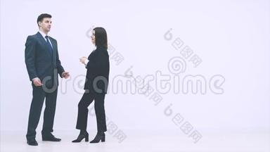 洽谈业务合作伙伴.. 穿西装的男人和女人说话不礼貌，用手势，握手。