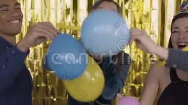 在一个聚会上，快乐的人戴着纸帽打气球。 那些家伙在吹笛子跳舞。 A.