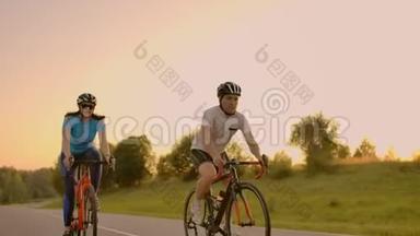 骑自行车骑在公路自行车后景。 骑自行车的人在城市公园骑自行车。 追踪骑自行车的人
