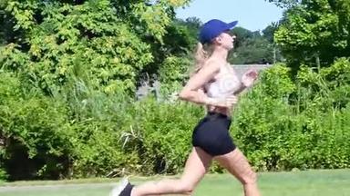 年轻女子正在慢跑锻炼心脏锻炼。 漂亮的运动女人在公园里跑步。