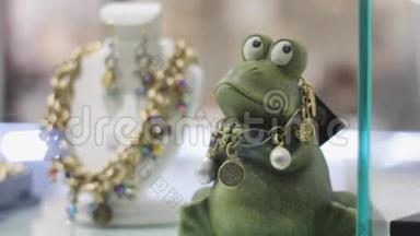 珠宝项链和青蛙成功的象征。 （英译汉）1.祝<strong>你好运</strong>