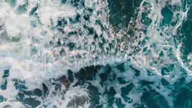 波涛汹涌的海浪。 深海水域为自然背景，鸟瞰