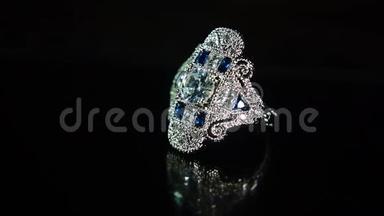 镶有蓝色宝石的白金戒指被钻石包围