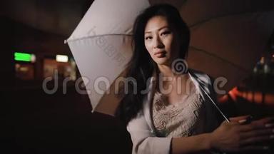 亚洲女人在夜城打伞