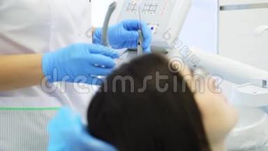牙医正在给年轻的女病人钻一颗牙。