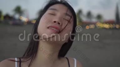 <strong>一</strong>系列年轻美丽快乐的亚洲韩国女人，在日落的黄昏，微笑着，在海滩上悠闲地散步
