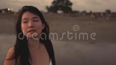 一<strong>系列</strong>年轻美丽快乐的亚洲韩国女人，在日落的黄昏，<strong>微</strong>笑着，在海滩上悠闲地散步