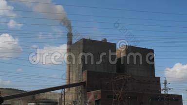 火电厂烟囱有害烟雾。 环境、大气污染