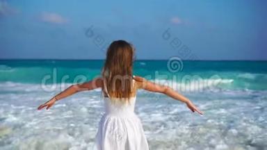 可爱的快乐小女孩在白色海滩上看着海洋。 <strong>喧闹</strong>的大海和可爱的小男孩