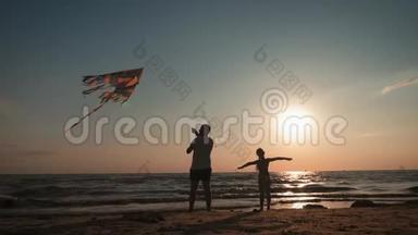 幸福的<strong>家庭</strong>父亲和孩子女儿在<strong>日</strong>落时在海滩上放风筝。 有趣的<strong>家庭</strong>时光。 友好<strong>家庭</strong>的概念
