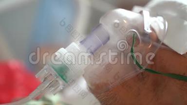 这位老人正在通过氧气罩吸入药物以扩大支气管，从而治愈<strong>呼吸系统</strong>