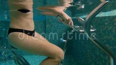 一名年轻女子在水下<strong>水上</strong>运动自行车和<strong>水上</strong>跑步机上做运动的慢速镜头。 <strong>水上</strong>运动