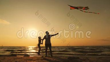 幸福的<strong>家庭</strong>父亲和孩子女儿在日落时在海滩上放风筝。 有趣的<strong>家庭</strong>时光。 友好<strong>家庭</strong>的概念