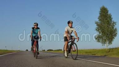 骑自行车骑在公路自行车后景。 骑自行车的人在城市公园骑自行车。 追踪骑自行车的人