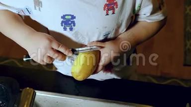 短片，展示幼儿学习剥土豆皮.. 儿童概念