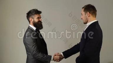 两个商人握手。 商务握手。 会议概念。 搭档握手。 商务礼仪