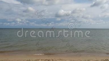 平静的海水<strong>撞击</strong>海滩巫云和船背景4k