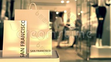 购物袋与旧金山文字对抗模糊商店。 美国购物相关剪辑