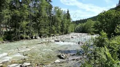 阿尔卑斯山的河流名为奥地利蒂罗尔的格洛斯河