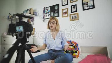 年轻的vloger为博客制作她的<strong>视频</strong>。 女孩打开相机<strong>开始</strong>说话