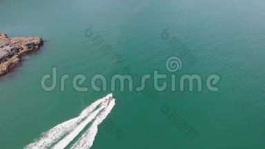 一艘白色小船在绿松石平水面上满油门<strong>踩</strong>着白色泡沫痕迹